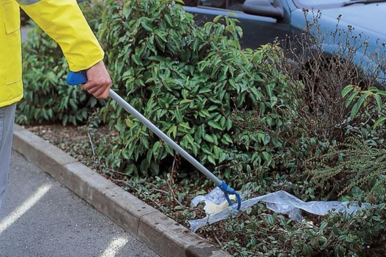community volunteers litter pick